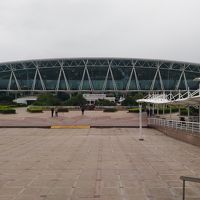 ホテル入口から振り返れば、すぐ空港の出発ロビー。近い！