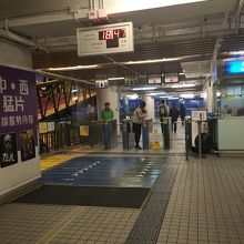 入口にトークンを入れる