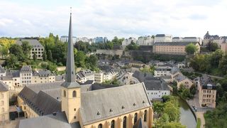 低地（グルント）の市街にある、ひときわ目立つ印象的な教会