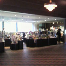 美術館にはつきもののショップです。心なしかほっとする場所です