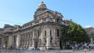 荘厳な建造物。手前に街の展望台らしきものがありました。