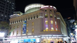 周囲は、夜でも人通りが多いです。