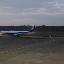 離陸に向けて滑走路の端に向かうＡＮＡ機