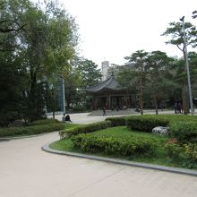 歴史的背景はあるが、公園の風景に溶け込んだ静かな場所でした。