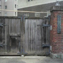 東京芸術大学の旧正門です。東京都美術館の北側の傍にあります。