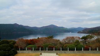 天候が良ければ芦ノ湖越しに富士山の雄姿が見られるが