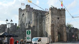 見る方向に寄って印象が違います。