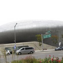 何じゃこれはと感じる流線型の巨大建築物。