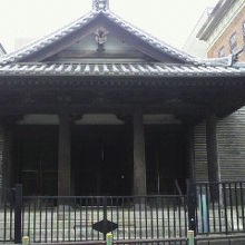 中には、伝統的な日本古来の建物の雰囲気があります。西側です。