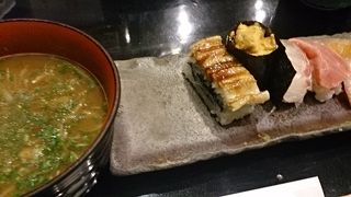 寿司もうまいが赤だしが絶品。