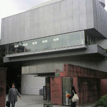 東京芸術大学の美術館を背景とした東京芸術大学の西側の門です。