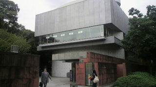 東京芸術大学美術館は、美術学部内の美術館で、収蔵美術品や卒業生の作品などを展示しています。