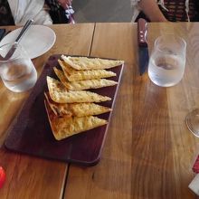 最初はガーリックトースト