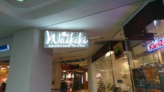 閑散なショッピングモール