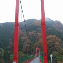 朱色の橋と、紅葉、エメラルドグリーンの水の色が良く映えます