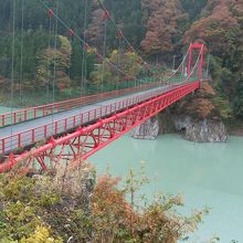 エメラルドグリーンの湖水と橋の朱色や紅葉が美しいです