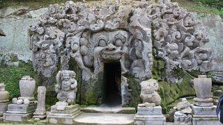 入口の装飾が特徴的な洞窟があります