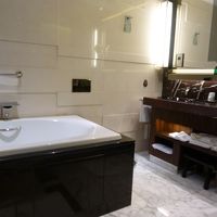 ジャグジー付のお風呂。シャワールームもあり。TVも付いてます