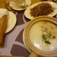 朝食の中華セット。これに飲茶も付く。美味しいけど量多すぎた。