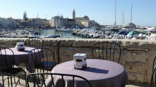 テラステーブルでトラーニ漁港を眺めながらお茶できます♪