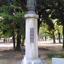 平和公園内の静かな場所にあります