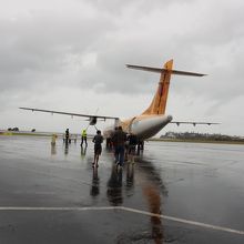 待合室から飛行機までは歩きます