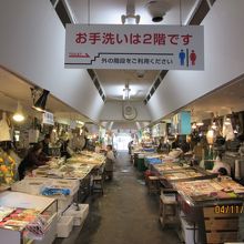 市場から具を選んでのせてもらう。