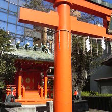 真っ赤な鳥居と社が目を惹きます