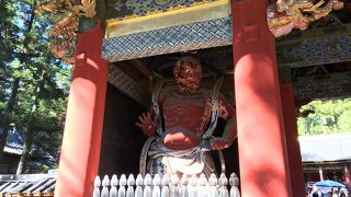 仁王像の表情に見入る