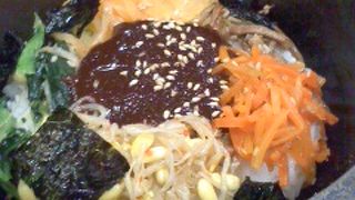 広いフードコートにあります