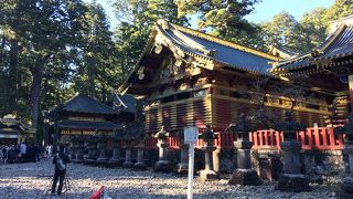 白砂利の奥に建つ