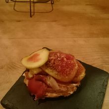 無花果とゴンゴンゾーラと生ハムのブルスケッタ