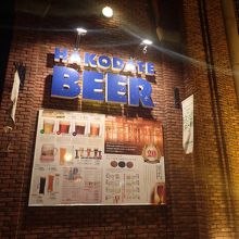 暗い倉庫エリアで煌々と輝いています