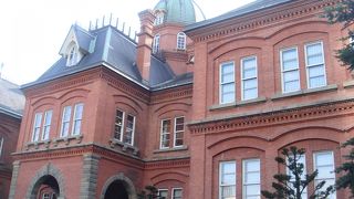 赤レンガのかわいい建物