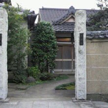 言問通りから中に入った津梁院の玄関です。普通の住宅のようです