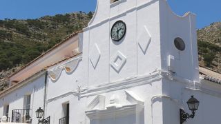 街並みに馴染む真っ白な教会