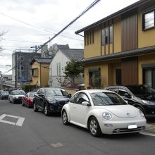 車は擦れ違えないような一本道です。駅から１㎞、歩きましょう。