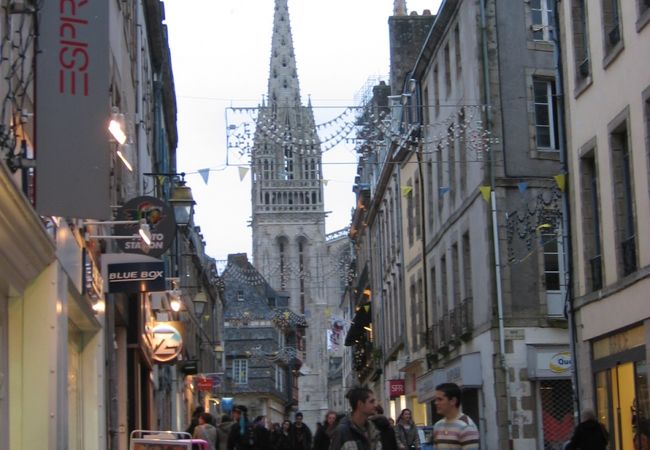 旧市街の通りからも望める尖塔