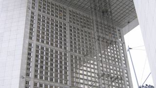 近代的で幾何学的な形の門