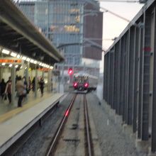 今津方面行のホーム