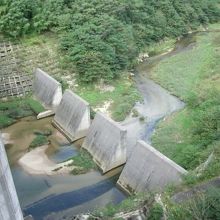 ダム堤体上より上流を眺める