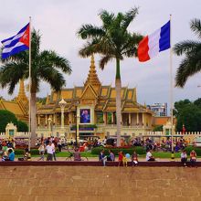 川岸で憩う人達