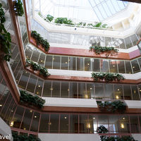 吹き抜けで明るい天井。