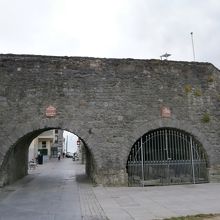 銘板には「Built in 1584」