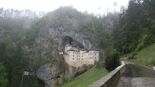 洞窟の中に建つ城