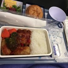 往路機内食はポークとチキンの２種類でした