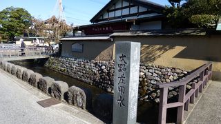 武家屋敷町の中を流れています