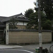 津梁院の右に別の御坊があります。津梁院の墓地は、右にあります