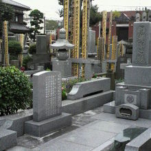 津梁院の墓地区画です。歴史が永く、多くの墓石が見られます。