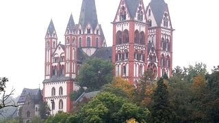 山上に立つかわいい大聖堂がランドマーク。